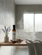 Atomizador rociando bruma fina de spray aromatizante sobre almohadas y ropa de cama stuka senses
