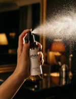 Atomizador rociando bruma fina de spray aromatizante en habitación stuka senses