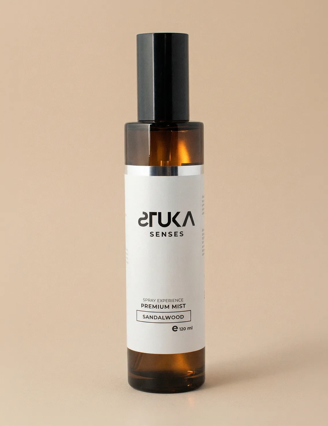 Elegante botella de spray aromatizante sobre base de madera de sándalo SÁNDALO PURO Spray aromatizante con notas amaderadas místicas y especiadas elegantes - Imagen 1