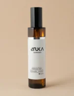 Elegante botella de spray aromatizante sobre suave tela de cachemira y madera STUKA SENSES