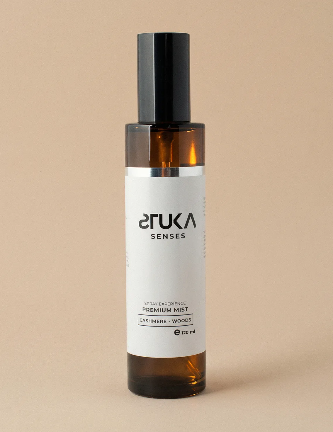 Elegante botella de spray aromatizante sobre suave tela de cachemira y madera STUKA SENSES Elegante botella de spray aromatizante sobre suave tela de cachemira y madera STUKA SENSES