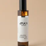 Elegante botella de spray aromatizante sobre superficie de madera de roble oscuro stuka sesnes