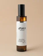 Elegante botella de spray aromatizante sobre superficie de madera de roble oscuro stuka sesnes