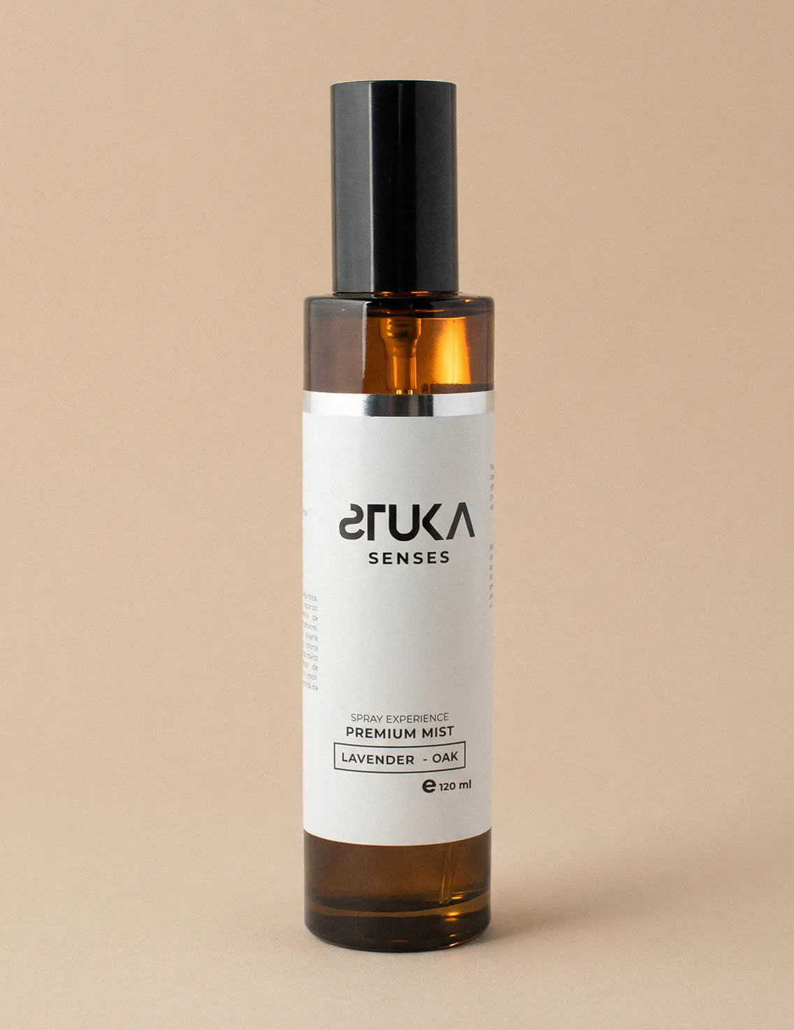 Elegante botella de spray aromatizante sobre superficie de madera de roble oscuro stuka sesnes Elegante botella de spray aromatizante sobre superficie de madera de roble oscuro stuka sesnes