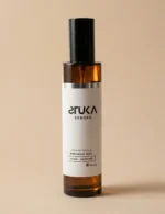 Spray aromatizante Pear Jasmine Stuka Senses 120ml en sala iluminada para felicidad y optimismo