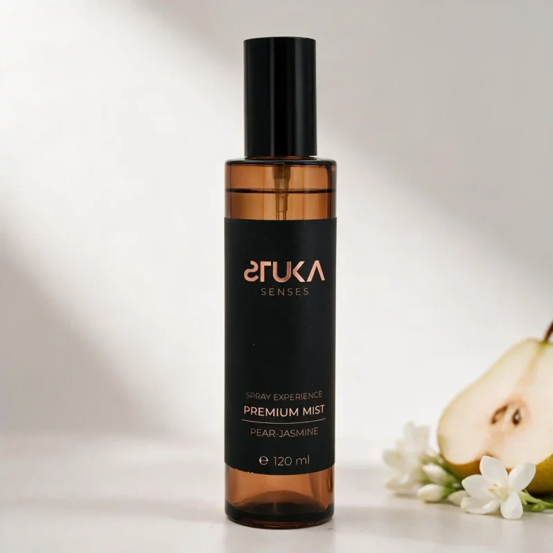 Pear & Jasmine Spray Aromatizante Premium 120 mL, botella clara con etiqueta cobre sobre fondo blanco