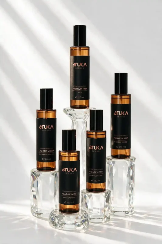 Colección STUKA SENSES en repisa, aromatizantes premium organizados que muestran la línea completa de fragancias de autor